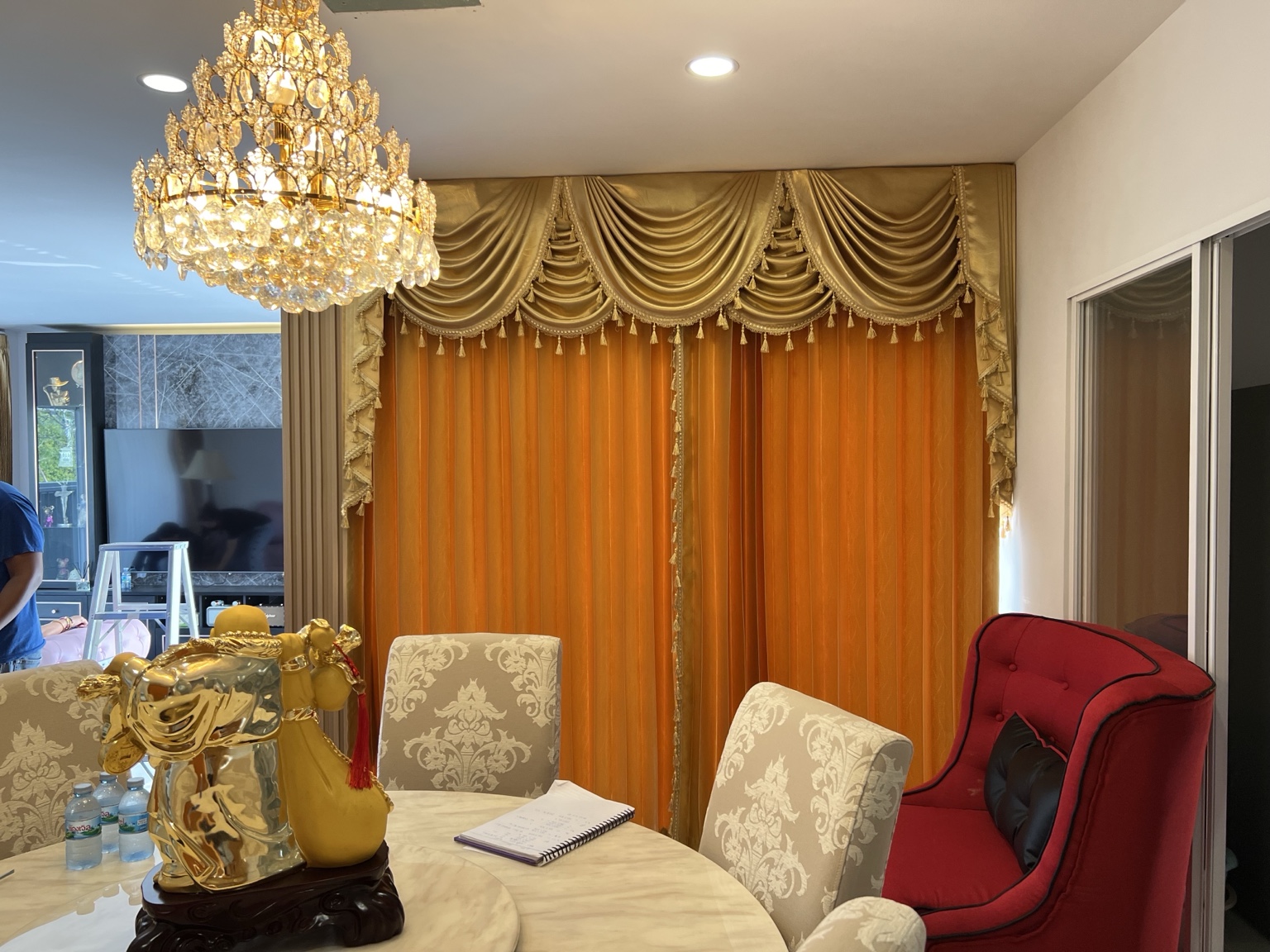ม่านหลุยส์สีทองตกแต่งห้องหรู