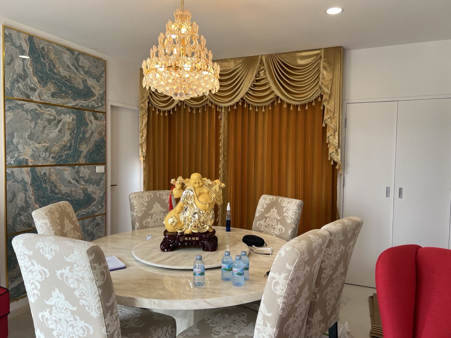 ม่านหลุยส์สีทองในห้องรับประทานอาหาร